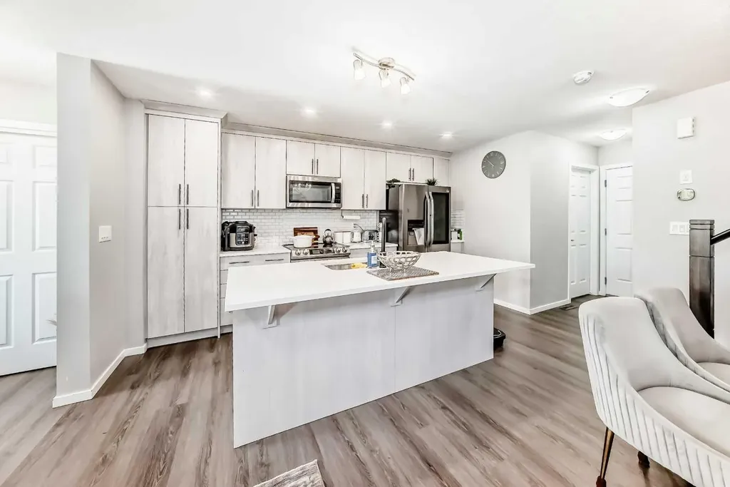 1283 140 Avenue NW Calgary AB T3P 0Y5
