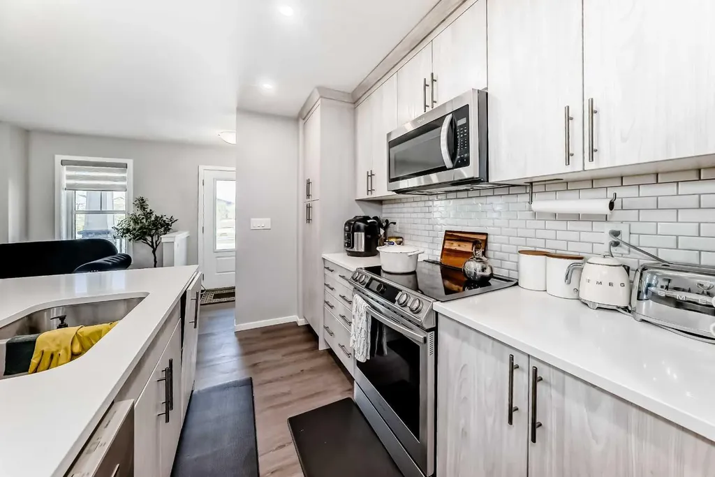 1283 140 Avenue NW Calgary AB T3P 0Y5