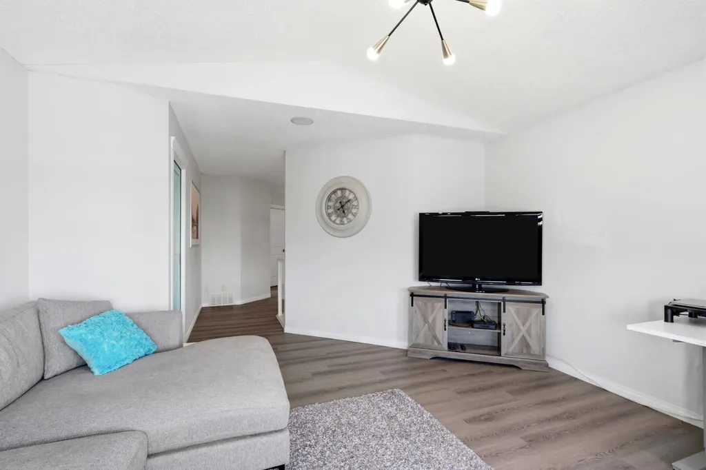 212 Willowmere Close Chestermere AB T1X 1S2