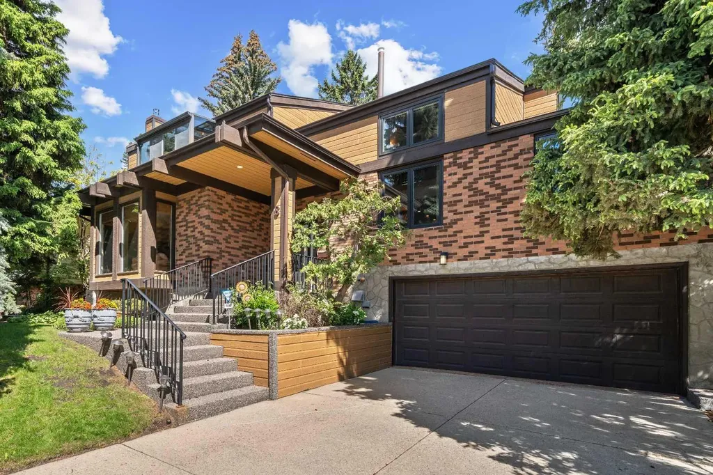 8 Varsplain Place NW Calgary AB T3A 0C7