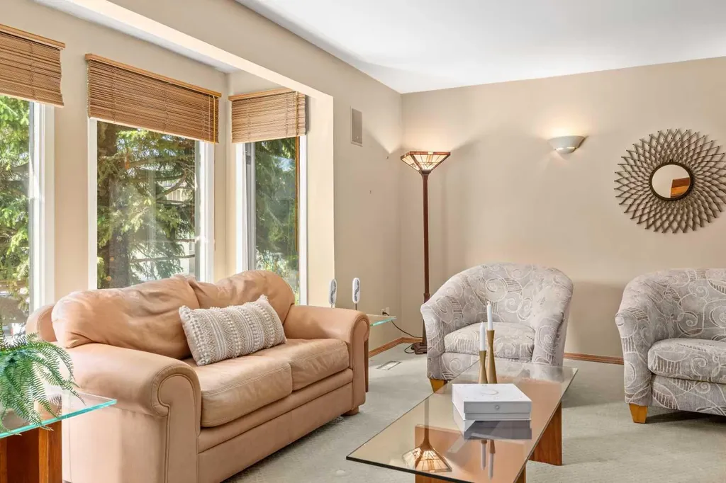 8 Varsplain Place NW Calgary AB T3A 0C7