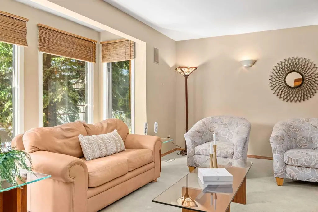 8 Varsplain Place NW Calgary AB T3A 0C7
