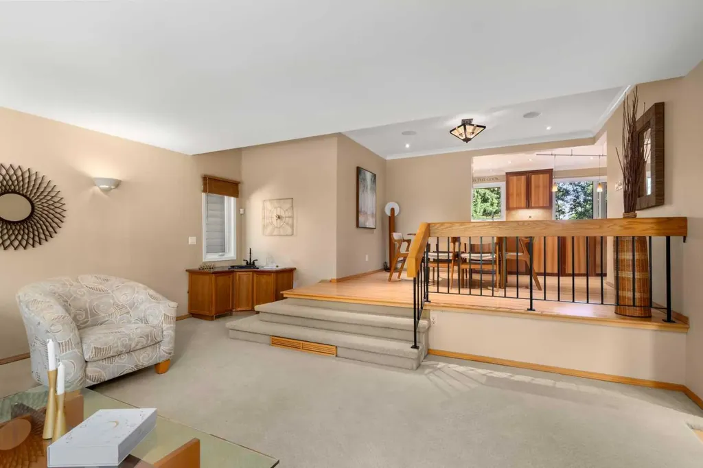 8 Varsplain Place NW Calgary AB T3A 0C7