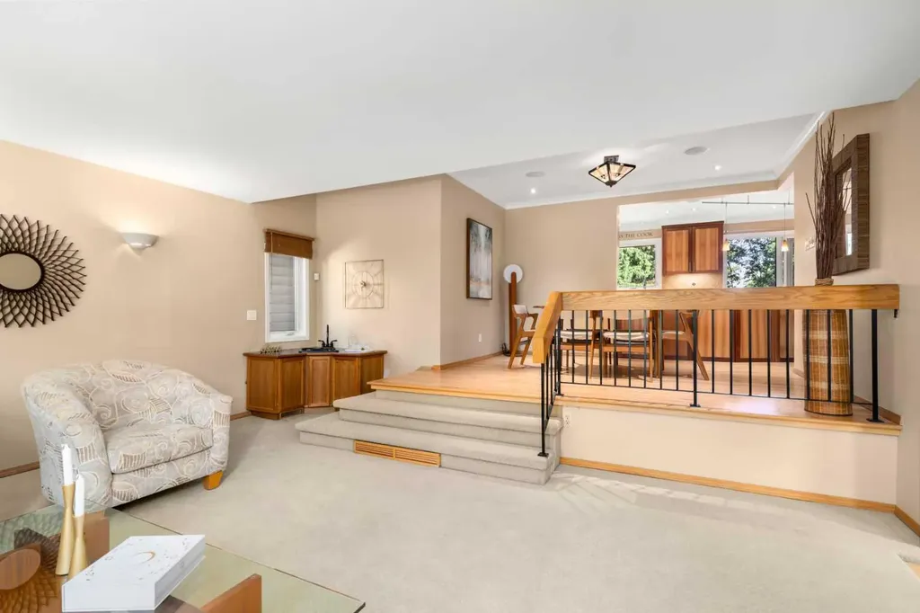 8 Varsplain Place NW Calgary AB T3A 0C7