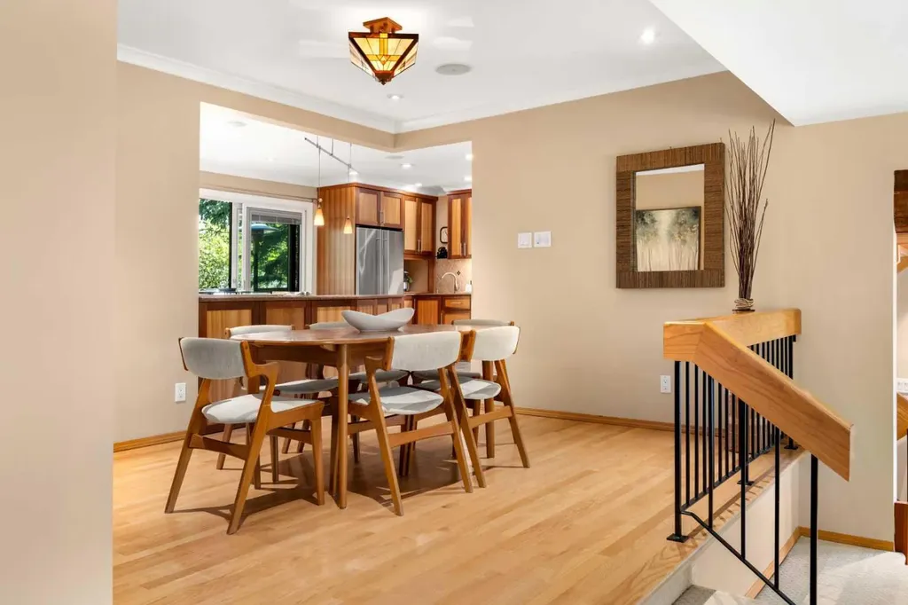 8 Varsplain Place NW Calgary AB T3A 0C7