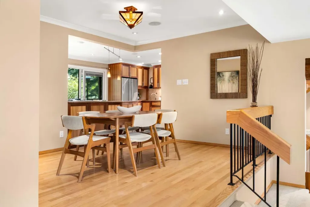 8 Varsplain Place NW Calgary AB T3A 0C7