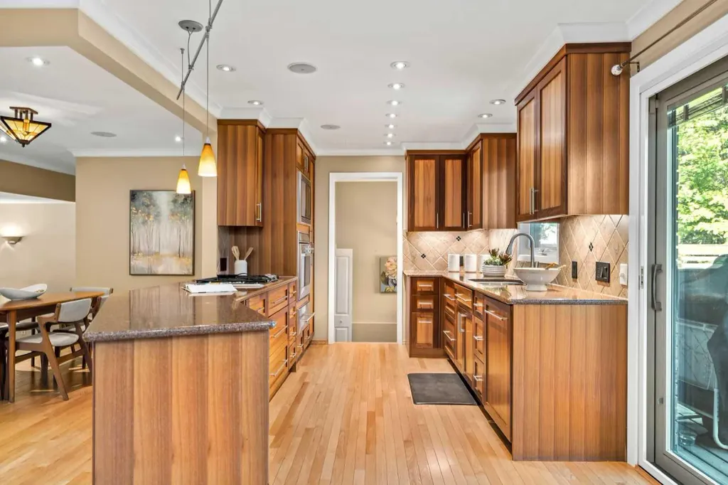 8 Varsplain Place NW Calgary AB T3A 0C7