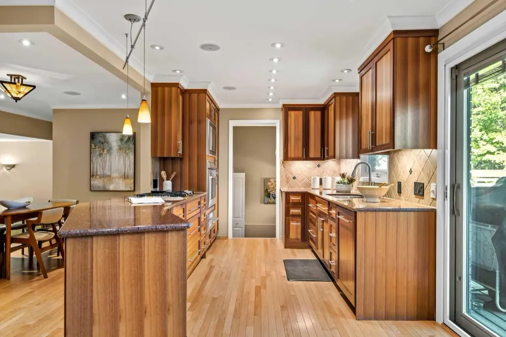 8 Varsplain Place NW Calgary AB T3A 0C7