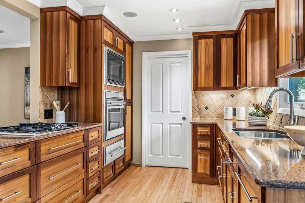 8 Varsplain Place NW Calgary AB T3A 0C7