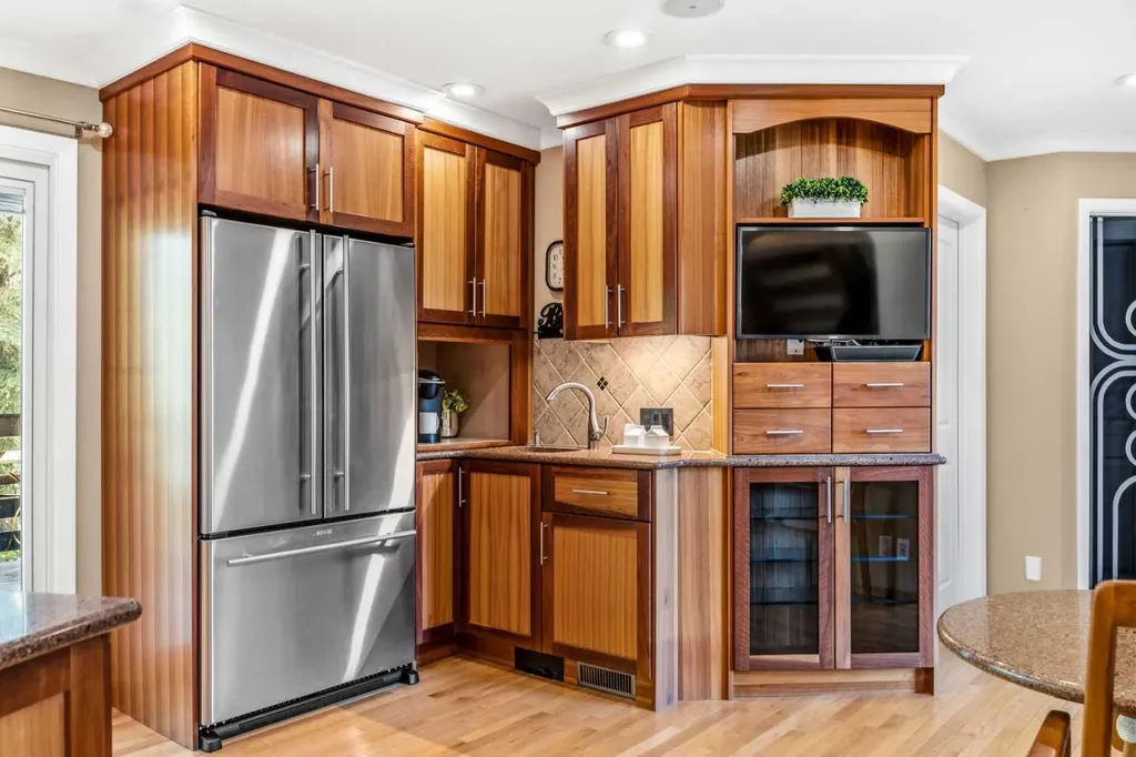 8 Varsplain Place NW Calgary AB T3A 0C7