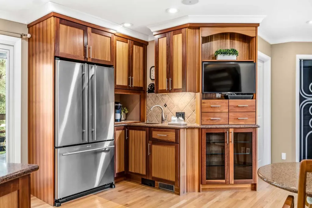 8 Varsplain Place NW Calgary AB T3A 0C7