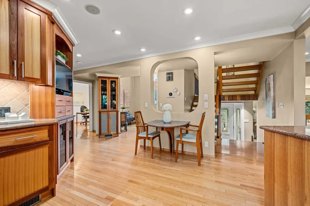 8 Varsplain Place NW Calgary AB T3A 0C7