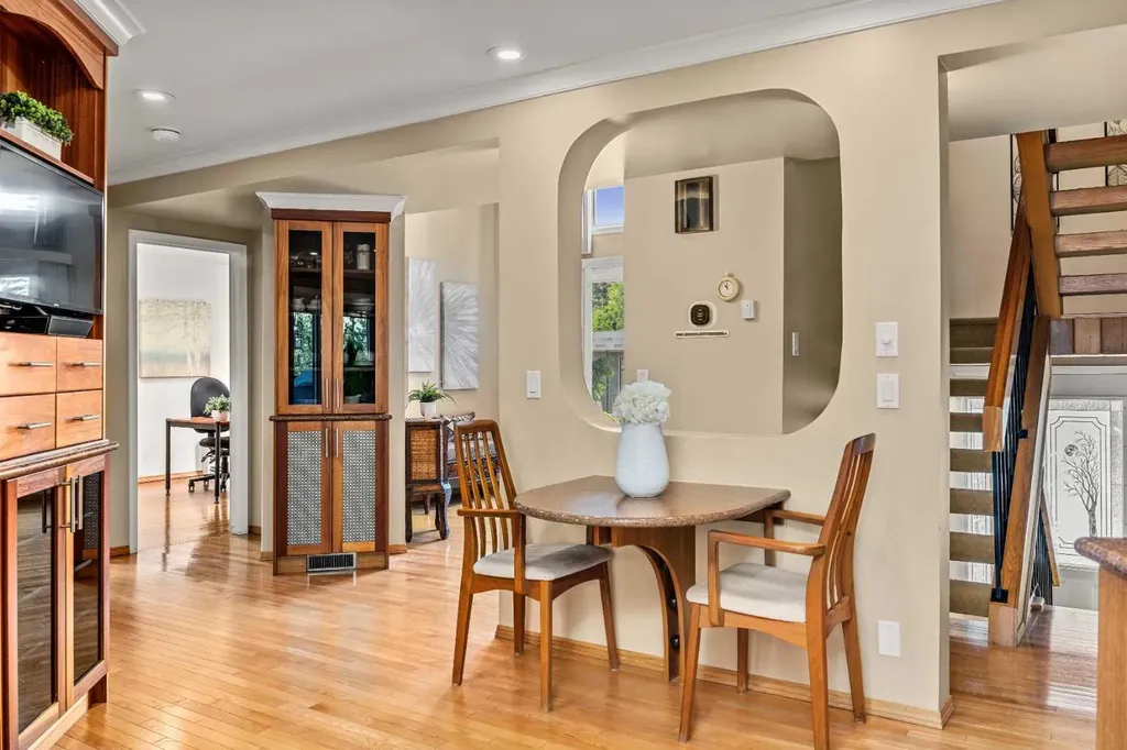 8 Varsplain Place NW Calgary AB T3A 0C7