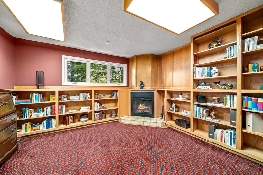 8 Varsplain Place NW Calgary AB T3A 0C7