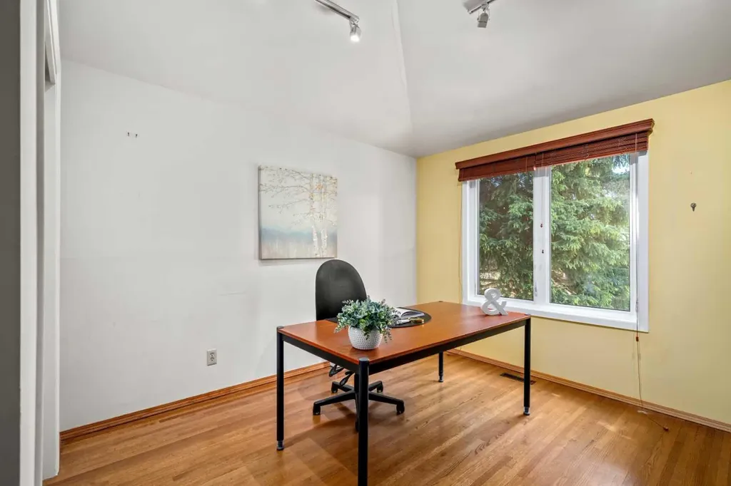 8 Varsplain Place NW Calgary AB T3A 0C7