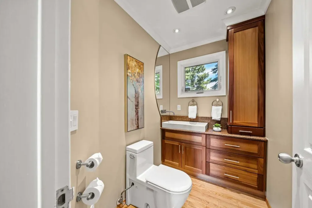 8 Varsplain Place NW Calgary AB T3A 0C7