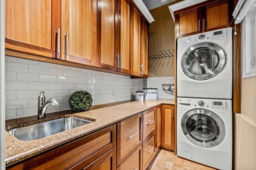 8 Varsplain Place NW Calgary AB T3A 0C7