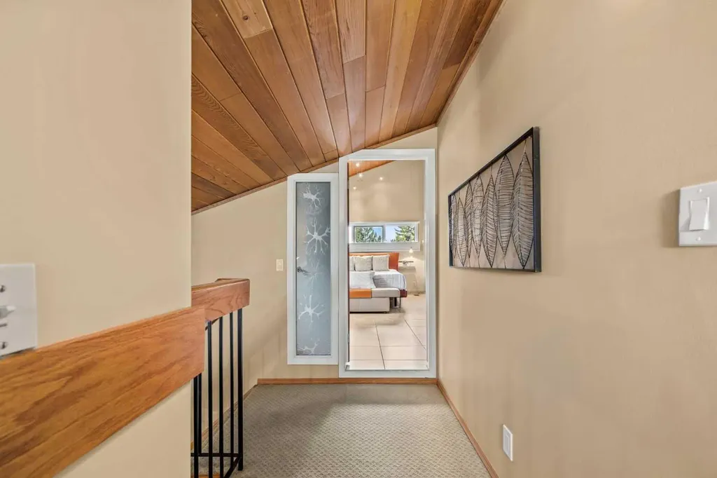 8 Varsplain Place NW Calgary AB T3A 0C7