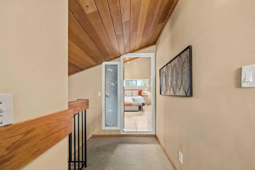 8 Varsplain Place NW Calgary AB T3A 0C7