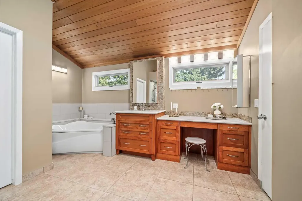 8 Varsplain Place NW Calgary AB T3A 0C7