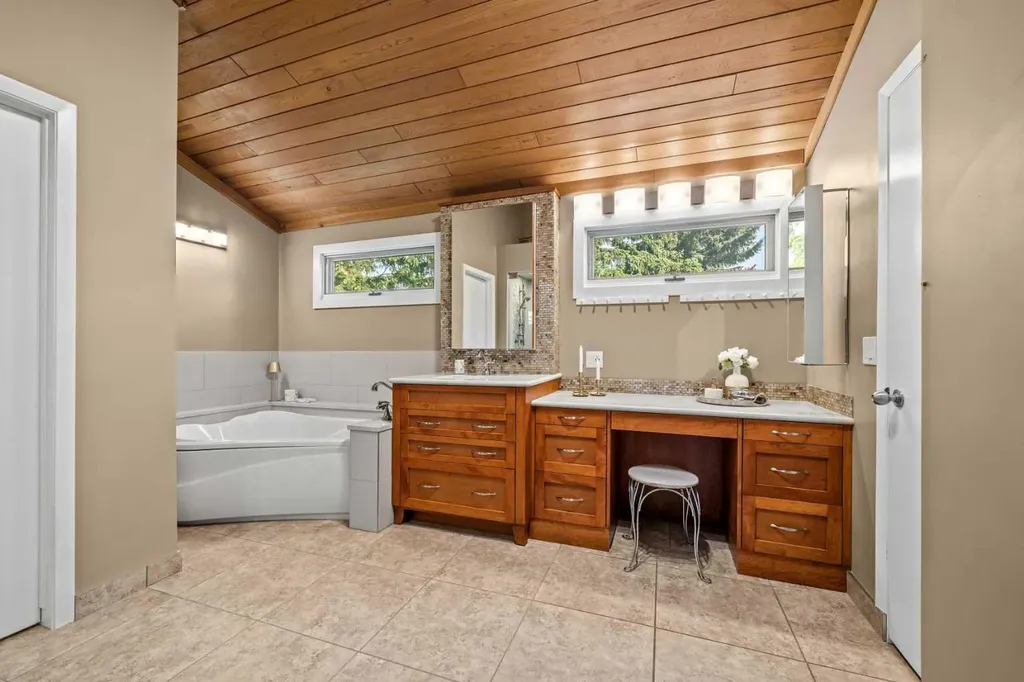 8 Varsplain Place NW Calgary AB T3A 0C7
