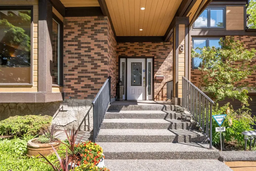 8 Varsplain Place NW Calgary AB T3A 0C7