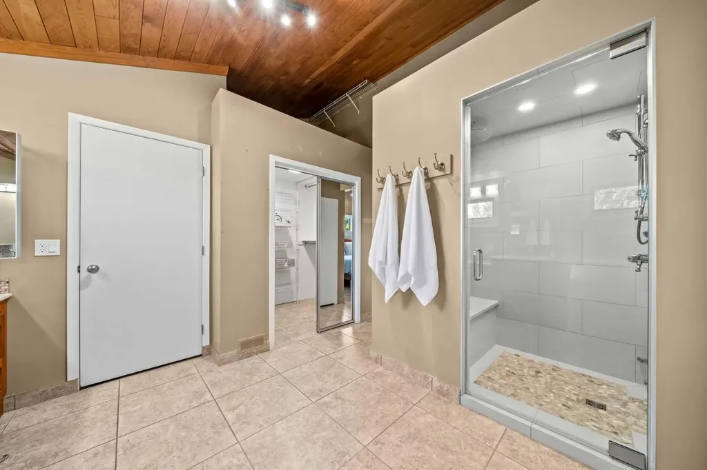 8 Varsplain Place NW Calgary AB T3A 0C7
