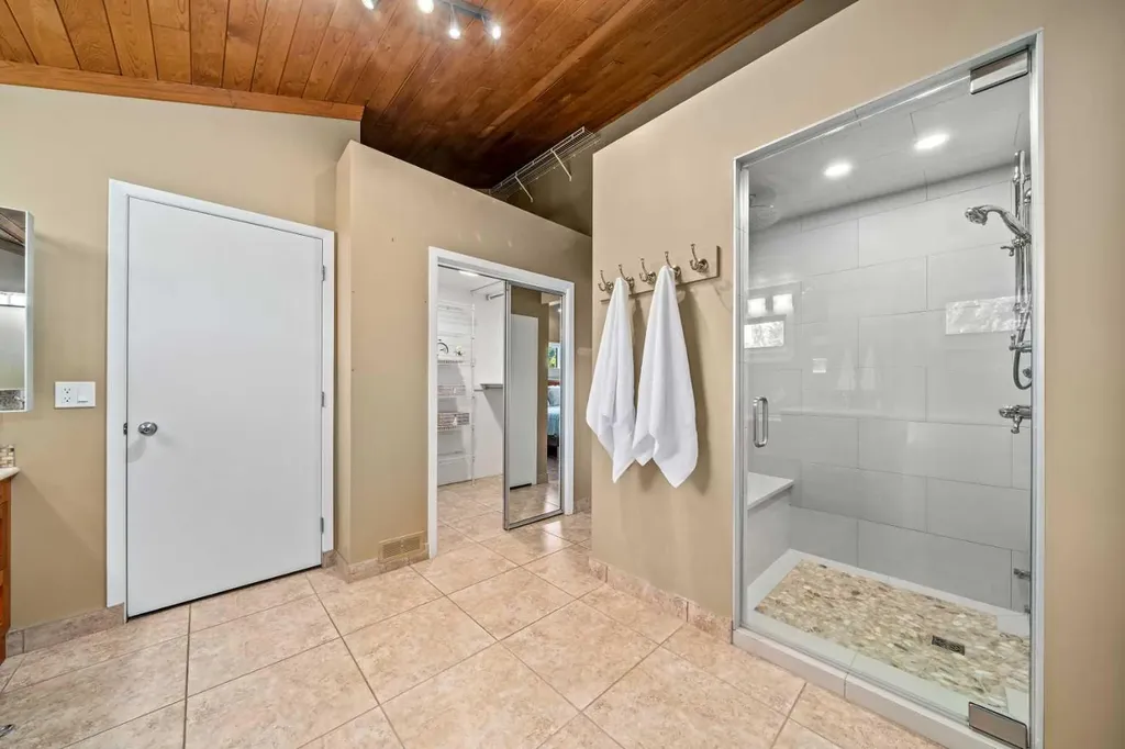 8 Varsplain Place NW Calgary AB T3A 0C7
