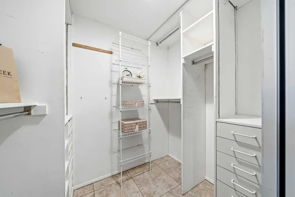 8 Varsplain Place NW Calgary AB T3A 0C7