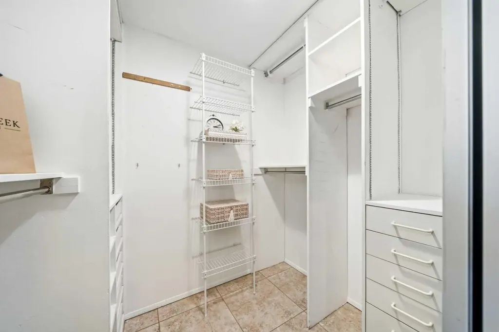 8 Varsplain Place NW Calgary AB T3A 0C7