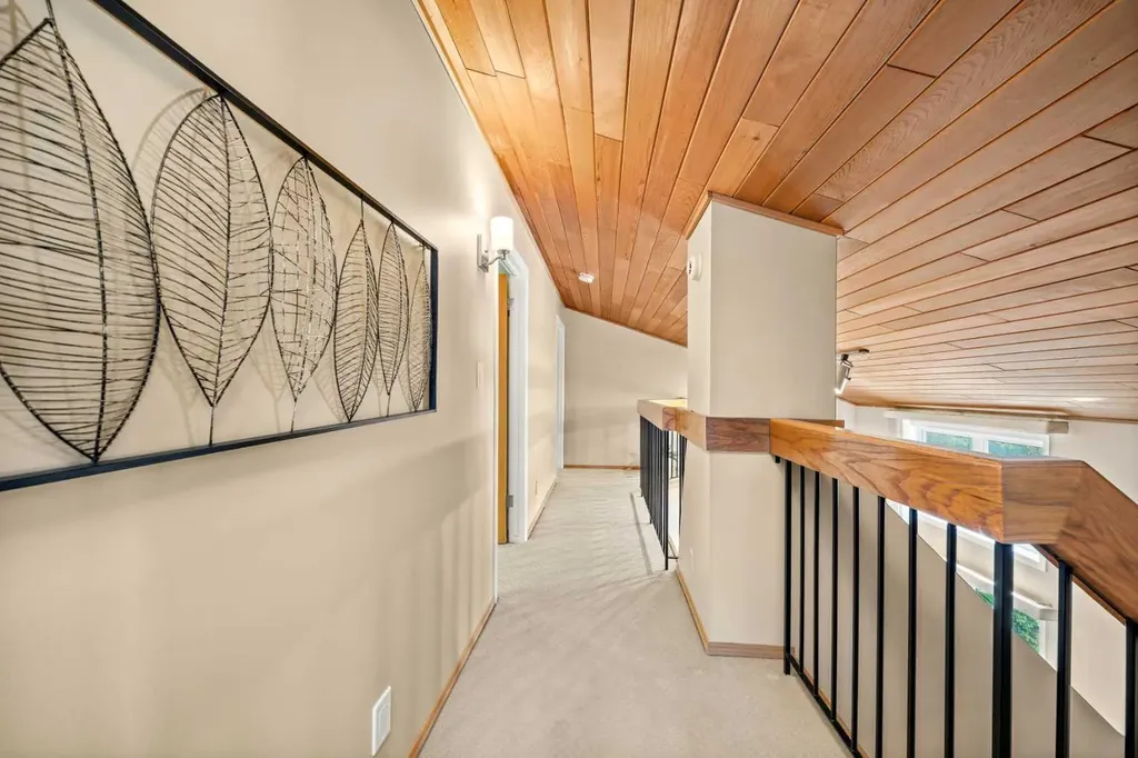 8 Varsplain Place NW Calgary AB T3A 0C7