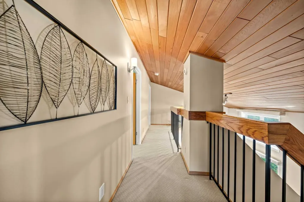 8 Varsplain Place NW Calgary AB T3A 0C7
