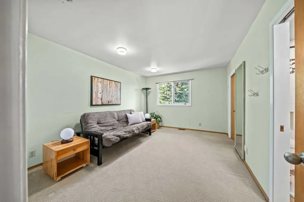 8 Varsplain Place NW Calgary AB T3A 0C7