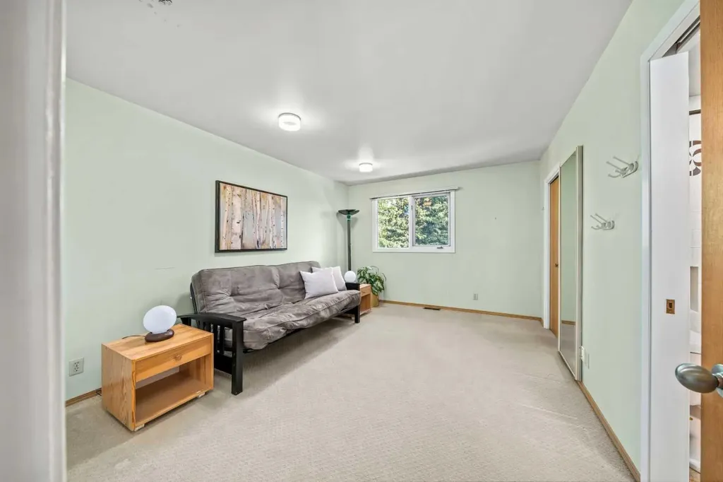 8 Varsplain Place NW Calgary AB T3A 0C7