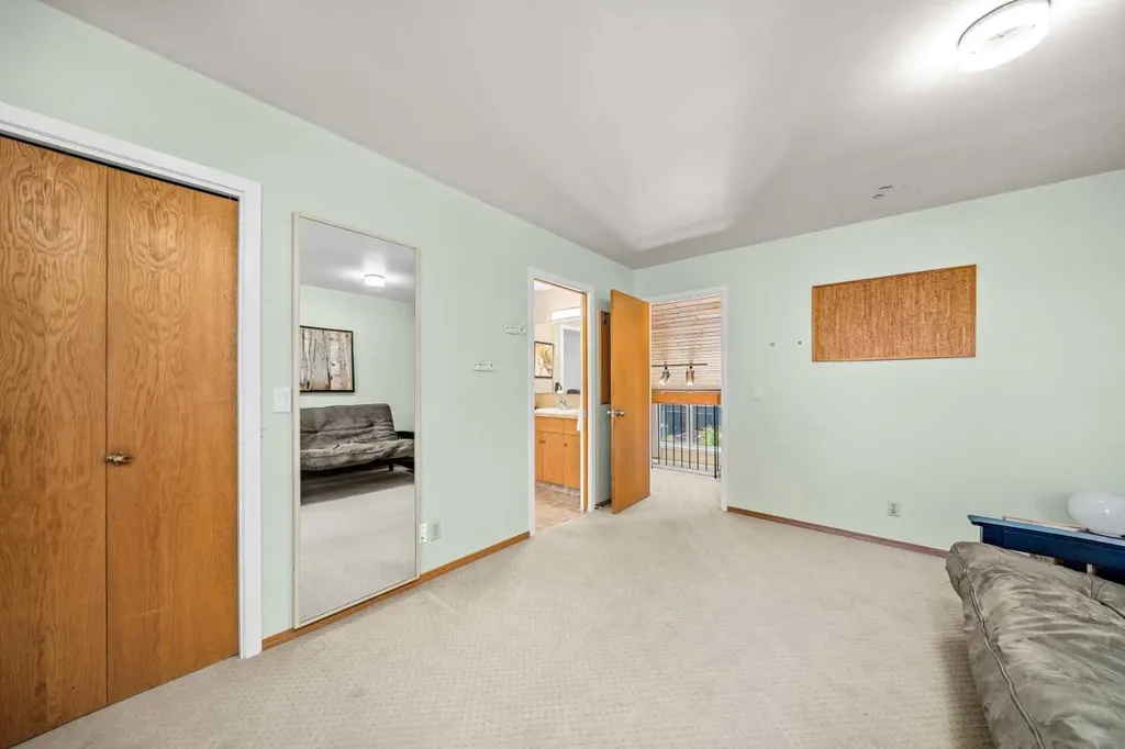 8 Varsplain Place NW Calgary AB T3A 0C7