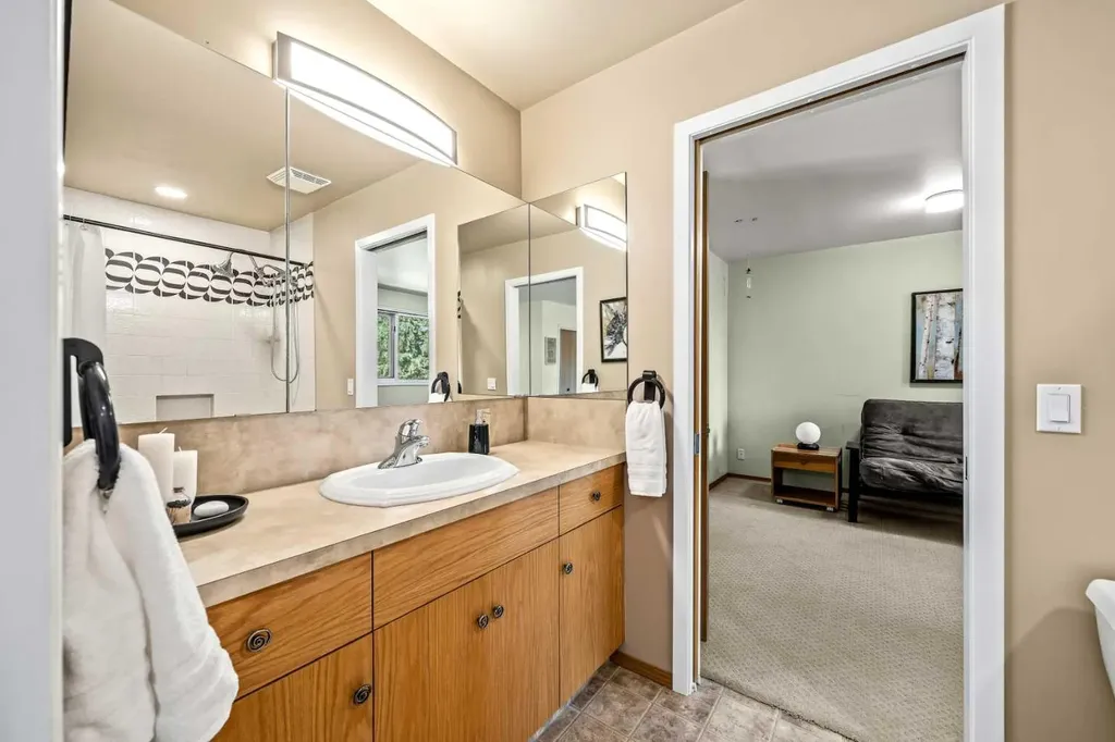 8 Varsplain Place NW Calgary AB T3A 0C7