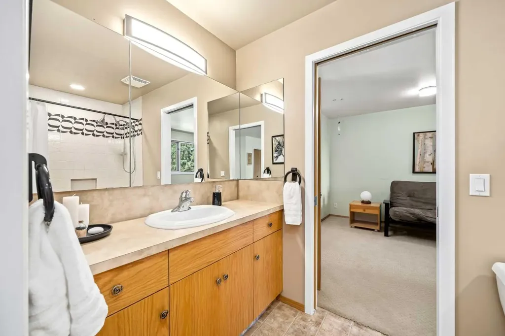 8 Varsplain Place NW Calgary AB T3A 0C7
