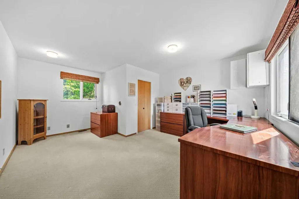 8 Varsplain Place NW Calgary AB T3A 0C7