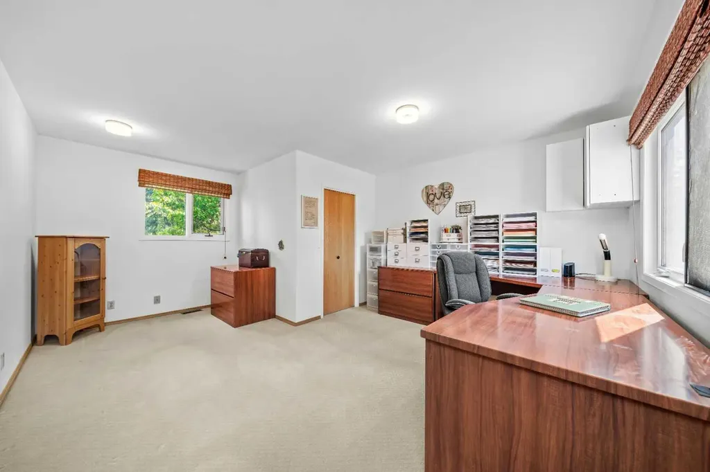 8 Varsplain Place NW Calgary AB T3A 0C7
