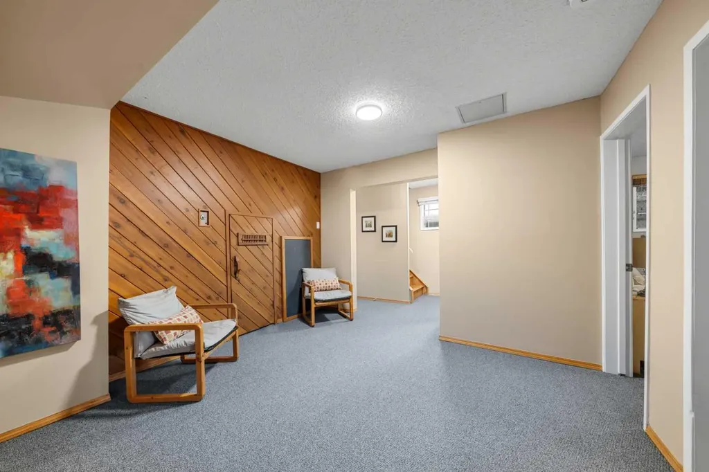 8 Varsplain Place NW Calgary AB T3A 0C7