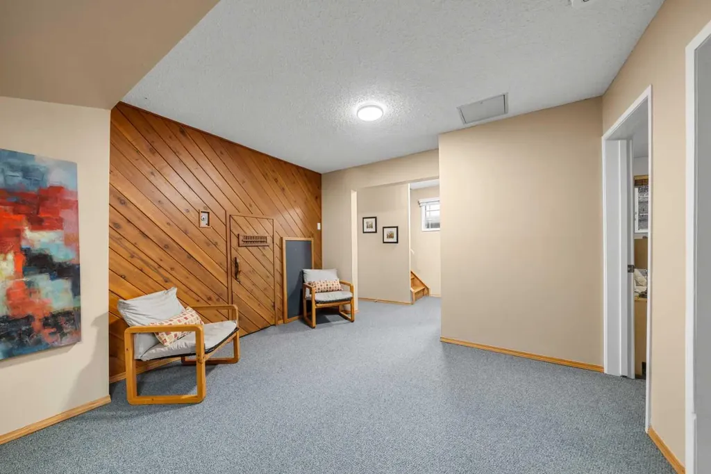 8 Varsplain Place NW Calgary AB T3A 0C7