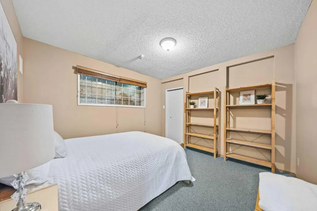 8 Varsplain Place NW Calgary AB T3A 0C7