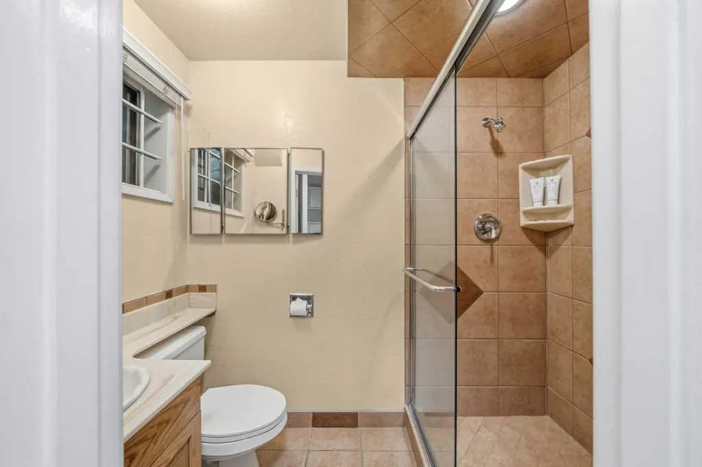 8 Varsplain Place NW Calgary AB T3A 0C7
