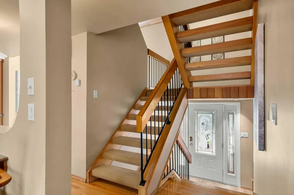 8 Varsplain Place NW Calgary AB T3A 0C7