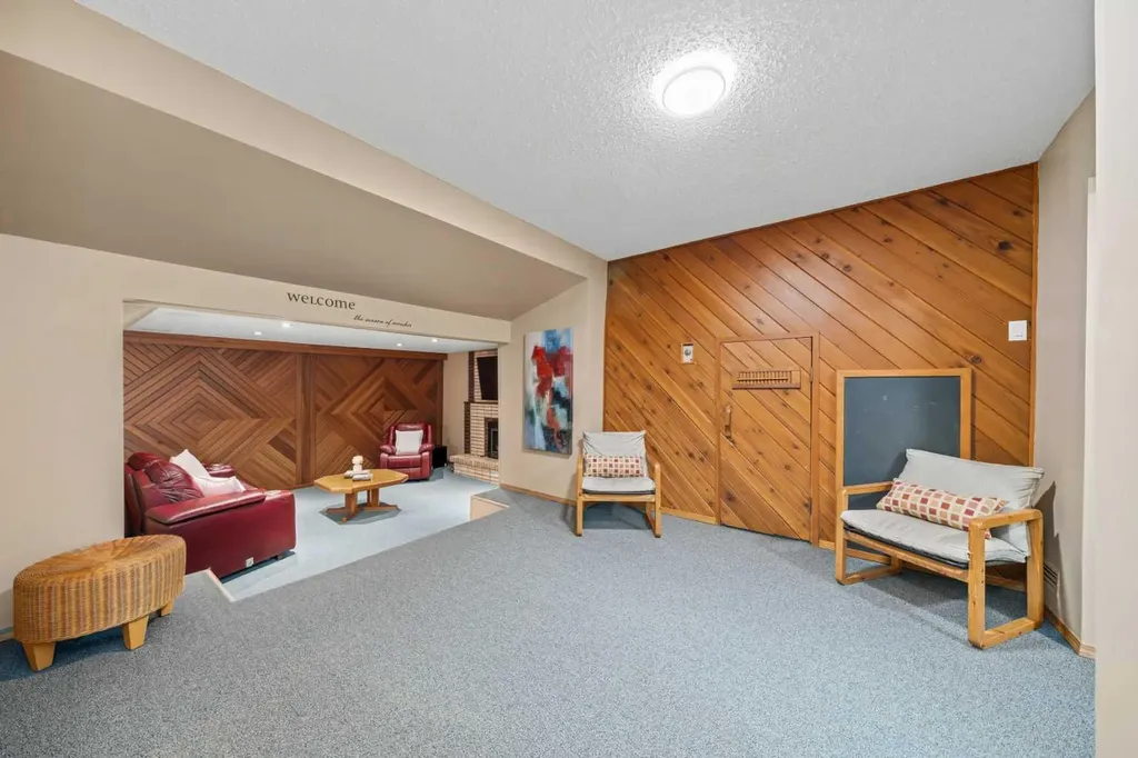 8 Varsplain Place NW Calgary AB T3A 0C7