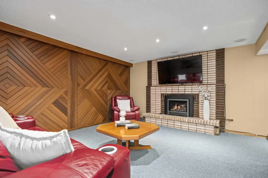 8 Varsplain Place NW Calgary AB T3A 0C7