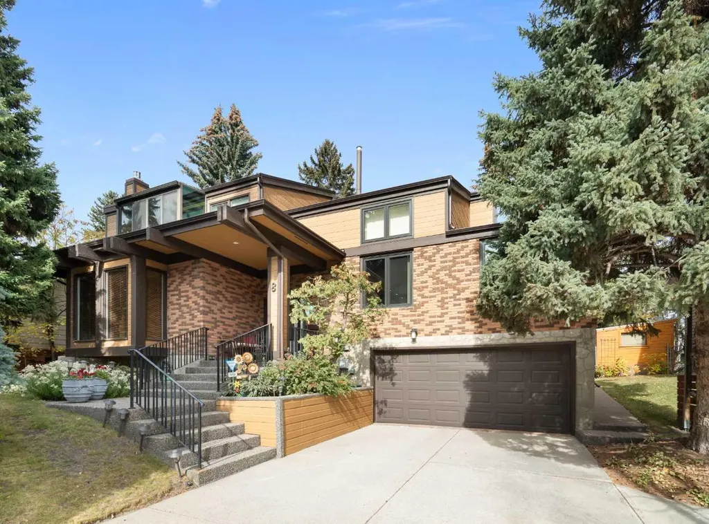 8 Varsplain Place NW Calgary AB T3A 0C7