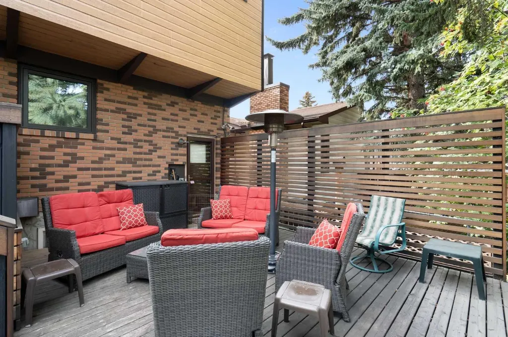 8 Varsplain Place NW Calgary AB T3A 0C7