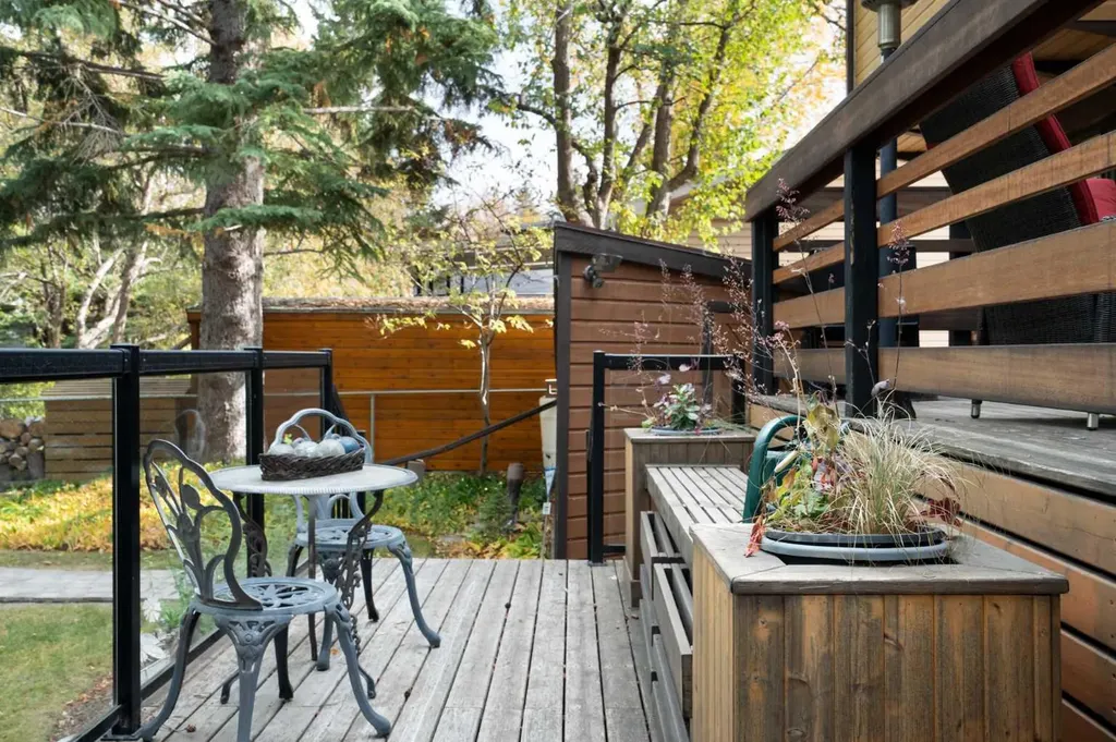 8 Varsplain Place NW Calgary AB T3A 0C7