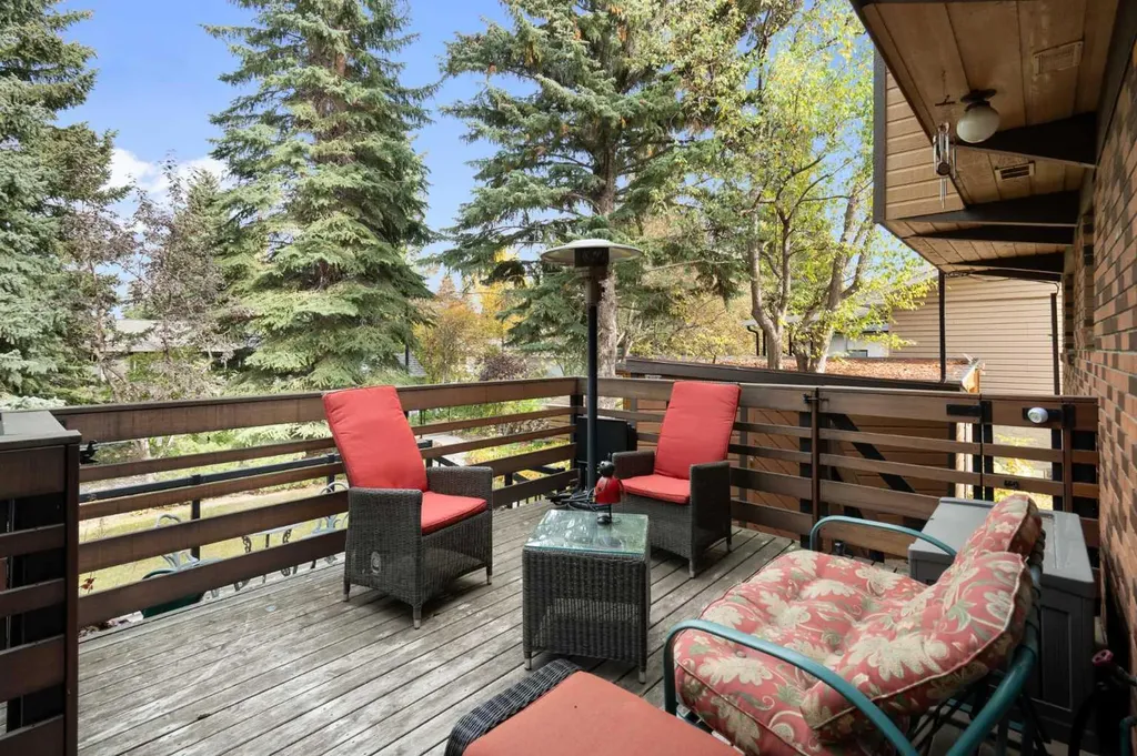 8 Varsplain Place NW Calgary AB T3A 0C7